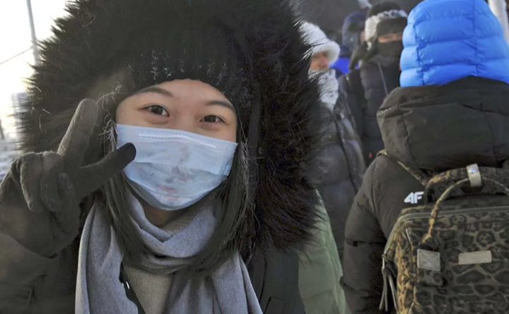 Врачи объяснили, почему не стоит носить маску на улице в мороз
