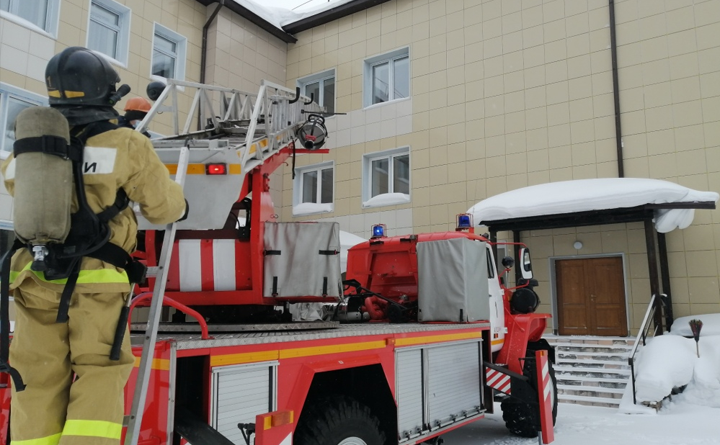 Пожарные МЧС России ликвидировали условное возгорание в Алданском медицинском колледже