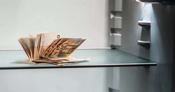 В Якутии у мужчины похитили деньги из … холодильника