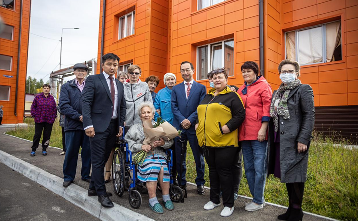 Глава Якутии проверил исполнение программы по переселению граждан из аварийного жилья в Алданском районе