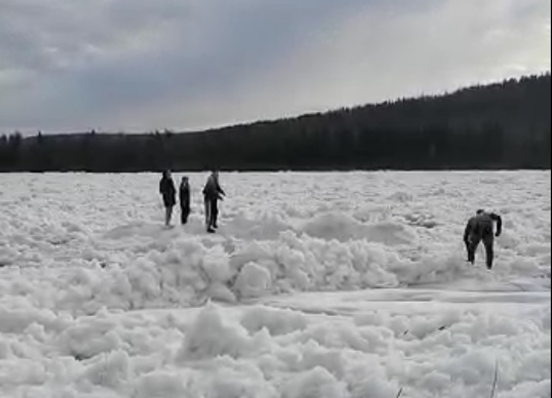 В Якутии селфи на льдине едва не закончилось трагедией. Мэр бросился в воду. Видео