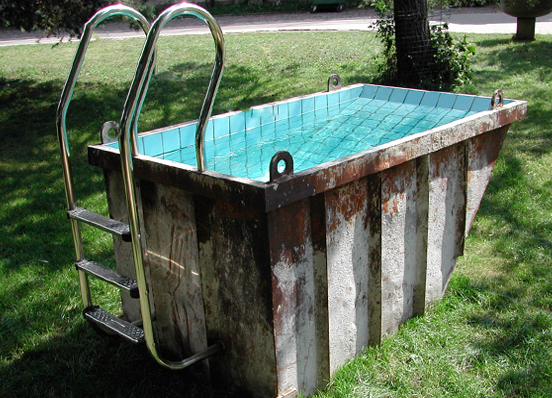В Алданском районе злоумышленники похитили баки для мусора, чтобы сделать бассейн
