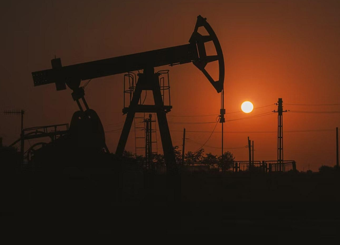 Страны Запада установили потолок цен на российскую нефть. Что это значит