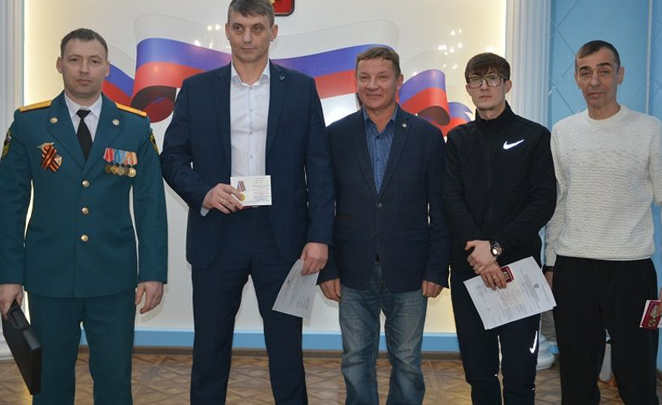 В День спасателя троим жителям Алданского района вручены награды МЧС России