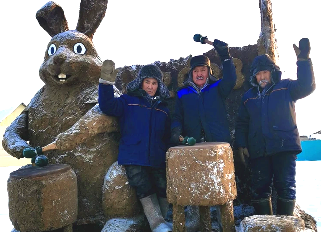 «Я шоколадный заяц». Якутский скульптор Михаил Боппосов вылепил из навоза очередной символ года