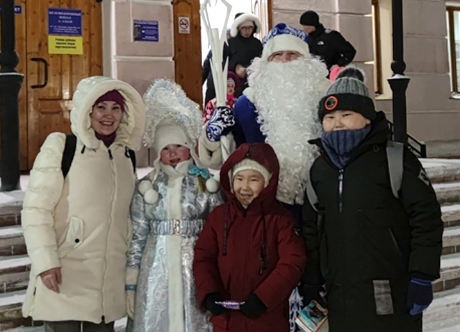 Дед Мороз и Снегурочка поздравили пассажиров на вокзалах Якутии