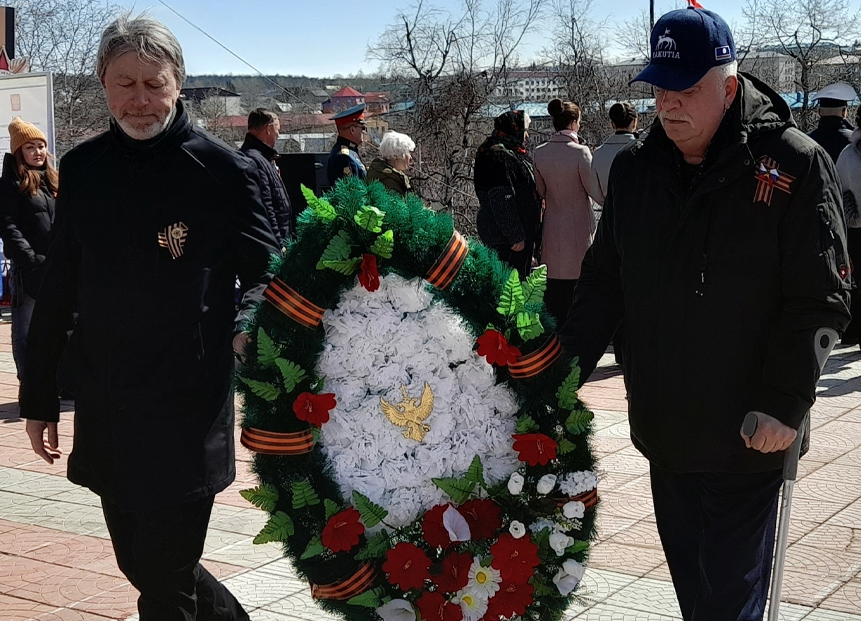 Алдане состоялась церемония возложения цветов, венков и гирлянд к обелиску Победы