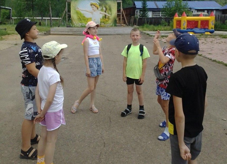 В Томмоте организовали работу детских площадок «Территория лета»