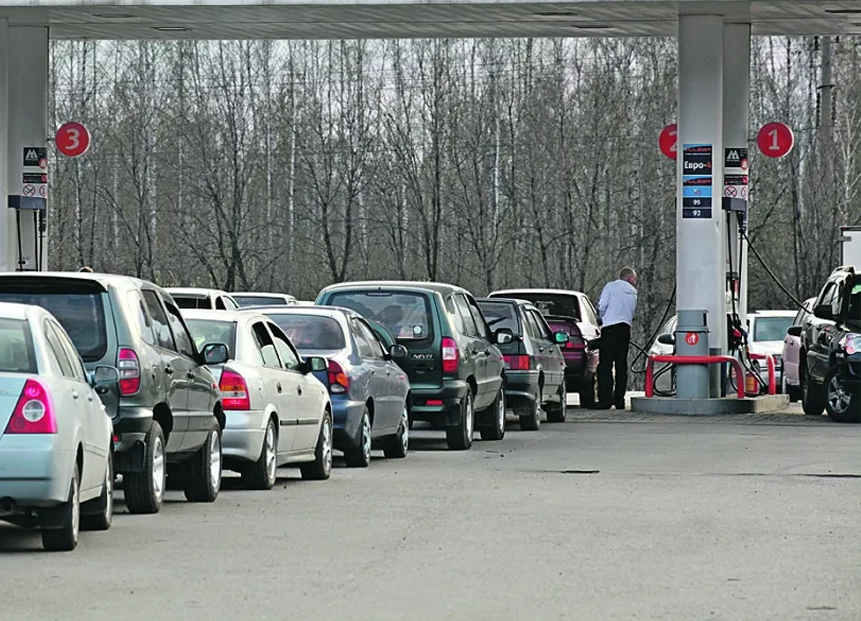 Глава комитета Думы предложил приостановить маневр из-за цен на бензин
