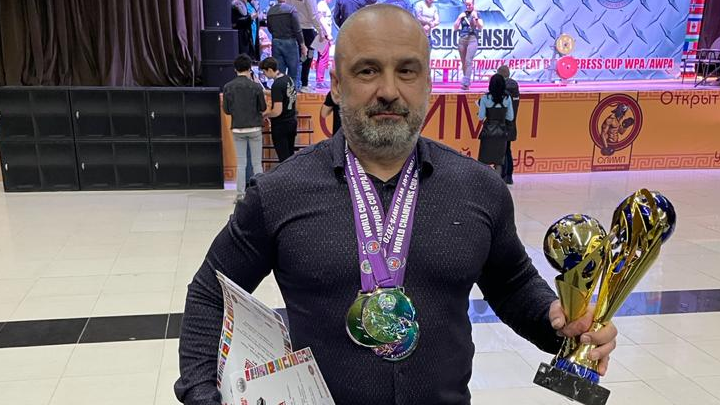 Сотрудник ЖДЯ завоевал золото в трех номинациях Кубка чемпионов мира по пауэрлифтингу
