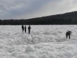 В Якутии селфи на льдине едва не закончилось трагедией. Мэр бросился в воду. Видео