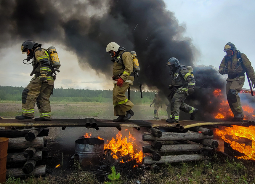 Алданские пожарные прошли подготовку на огневой полосе