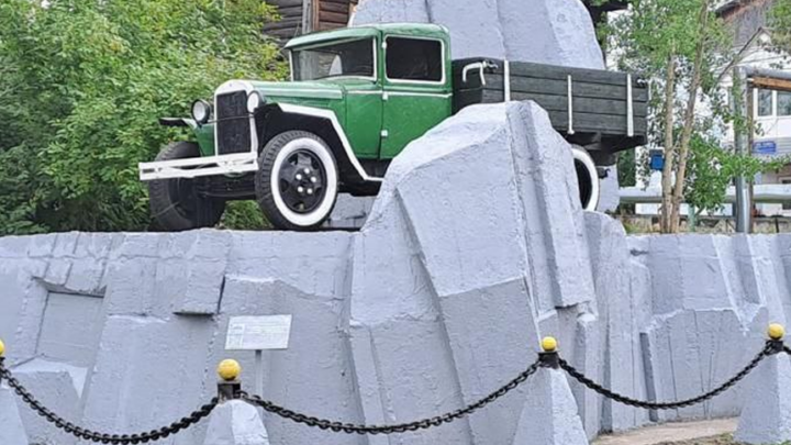 В Алдане отреставрирован памятник легендарному труженику северных трасс