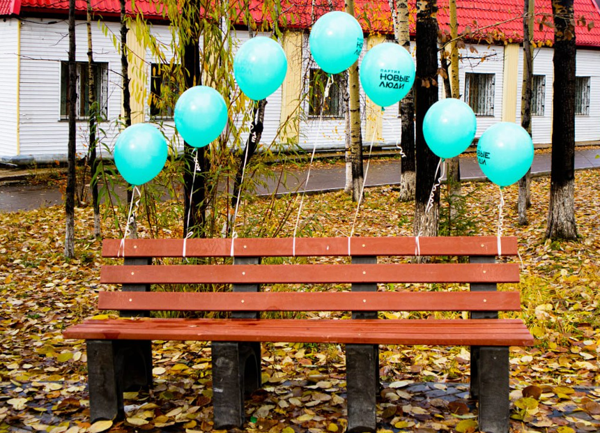 Уникальная эко-скамейка стала символом экологической активности в Алдане