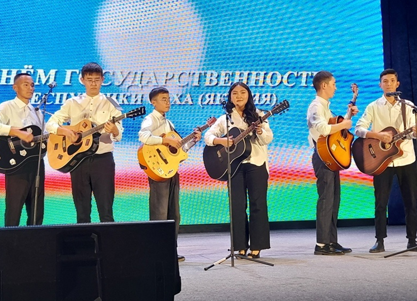 Праздничный концерт ко дню государственности республики (Саха) Якутия прошел в Алдане