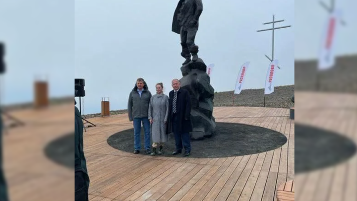В г.о. Певек открыли памятник геологу и писателю О.М. Куваеву при поддержке ПАО «Русолово»