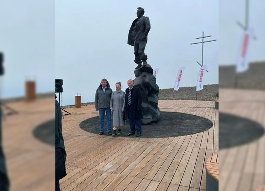 В г.о. Певек открыли памятник геологу и писателю О.М. Куваеву при поддержке ПАО «Русолово»