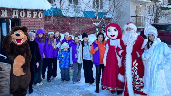 Волонтеры “Дари добро” организовали новогодний праздник для детей из социально-реабилитационного центра