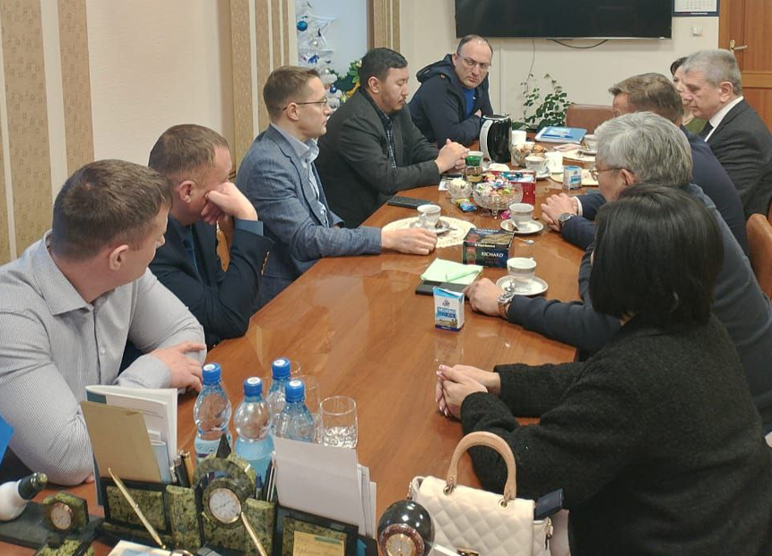 Министр промышленности и геологии республики Максим Терещенко встретился с депутатами Алданского райсовета