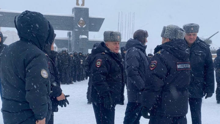 «Мужики, чего собрались?». В Якутске полиция остановила незаконный митинг